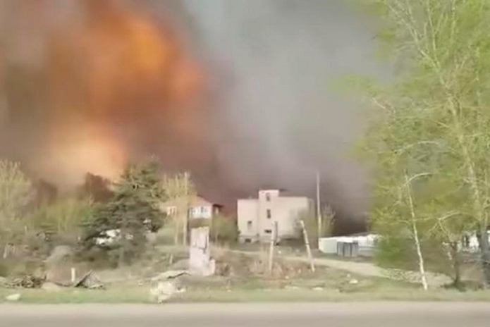 В ВКО из-за лесного пожара начал гореть поселок