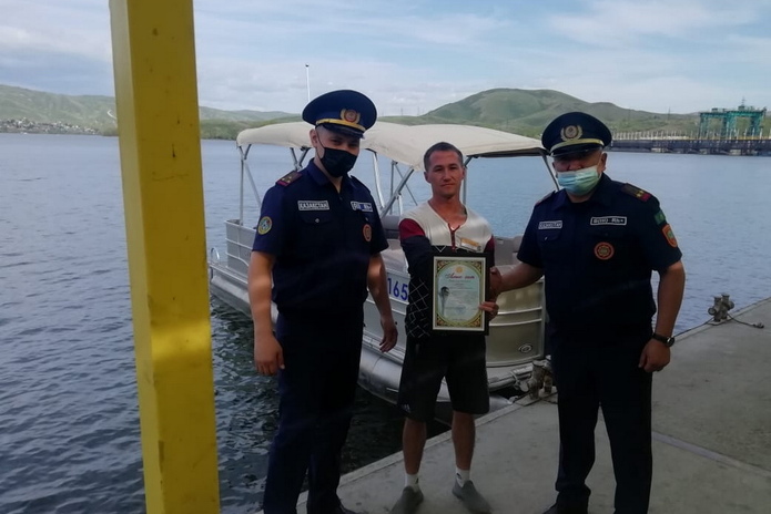 В Усть-Каменогорске наградили троих героев