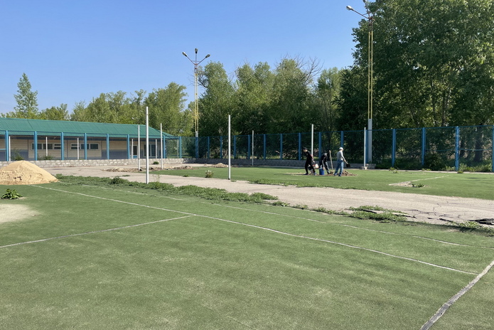 На Комсомольском острове строят площадку для игры в пляжный волейбол