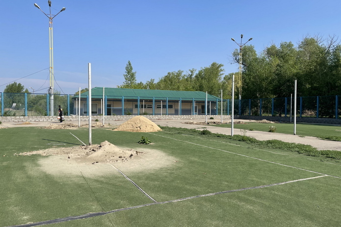 На Комсомольском острове строят площадку для игры в пляжный волейбол
