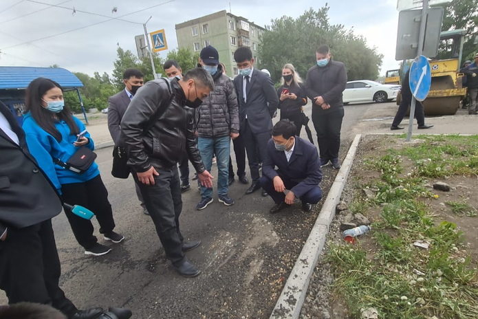 Аким города обнаружил недочёты в ремонте бульвара Гагарина