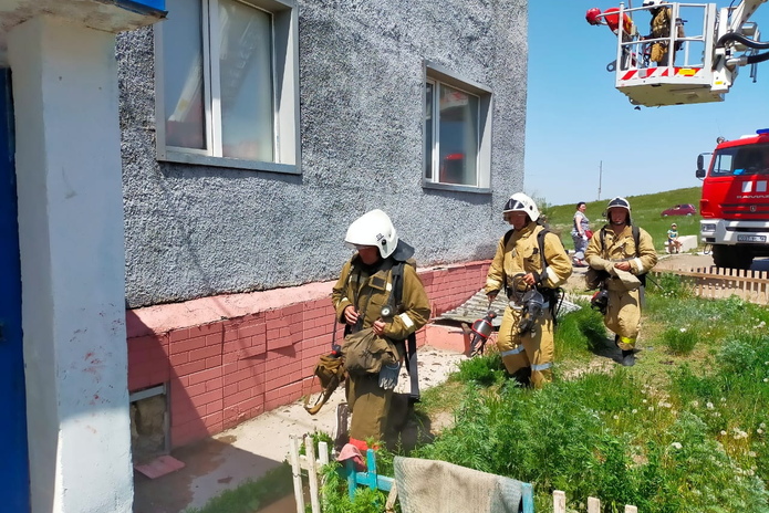 Огнебрцами Усть-Каменогорска спасен человек и шестеро эвакуированы при пожаре