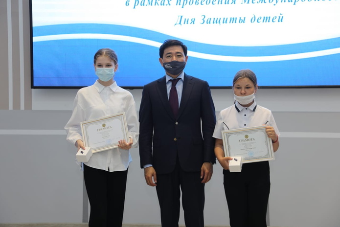 Школьников-победителей олимпиад наградил аким города