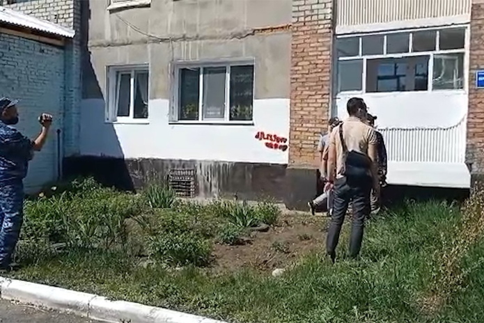 В Усть-Каменогорске задержали парня, который закладывал наркотики во дворах