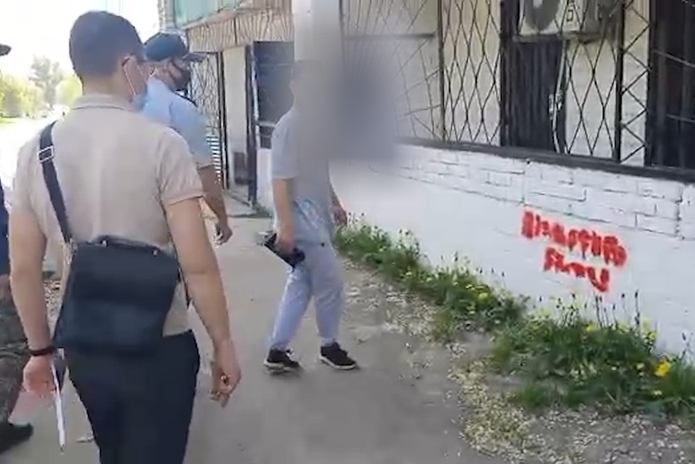 В Усть-Каменогорске задержали парня, который закладывал наркотики во дворах