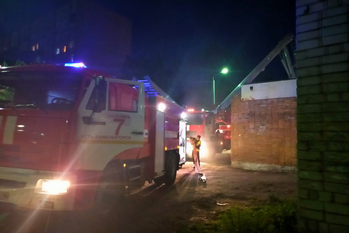 Огнеборцы эвакуировали четверых и спасли мужчину во время пожара
