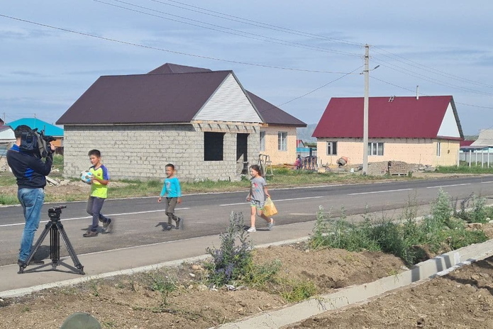 Благоустройство Ахмирово начали с дороги к знаниям