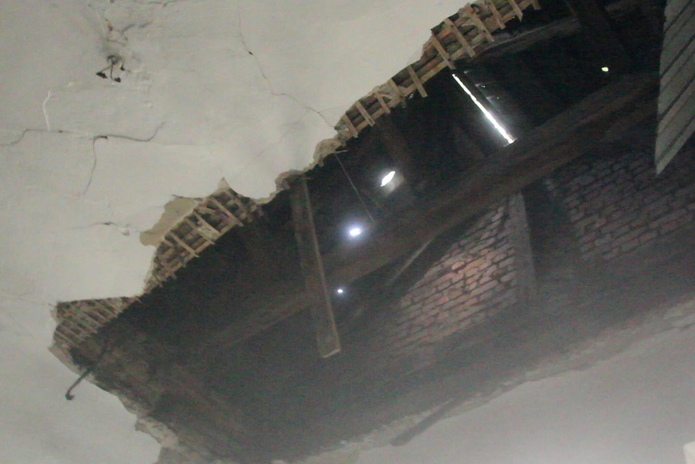 В Усть-Каменогорске обрушился потолок в жилом доме