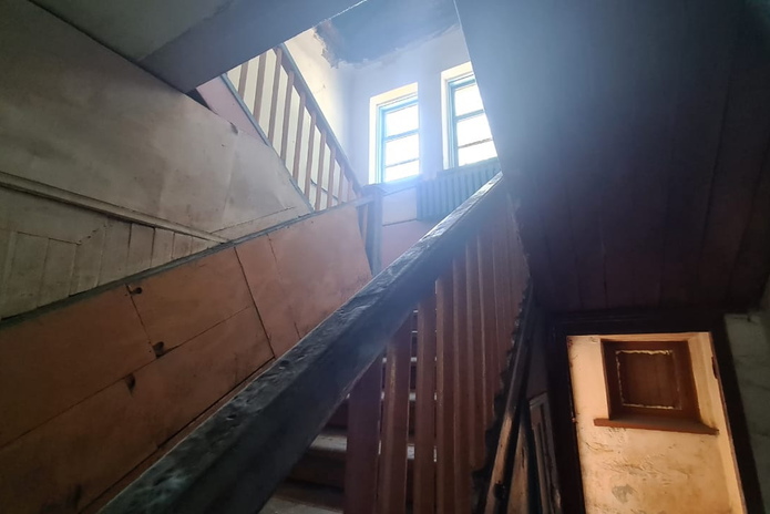 Жителям дома с обрушенной крышей поможет акимат