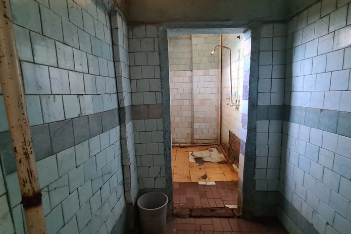 Жителям дома с обрушенной крышей поможет акимат