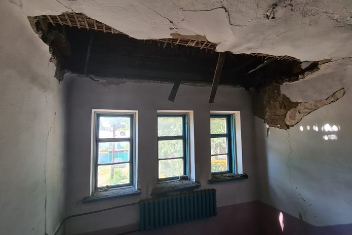 Жителям дома с обрушенной крышей поможет акимат