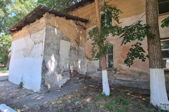 Жителям дома с обрушенной крышей поможет акимат