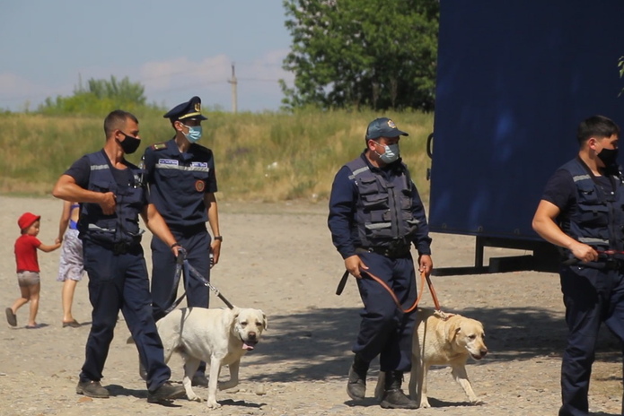 За безопасностью на водоемах начали следить собаки-спасатели