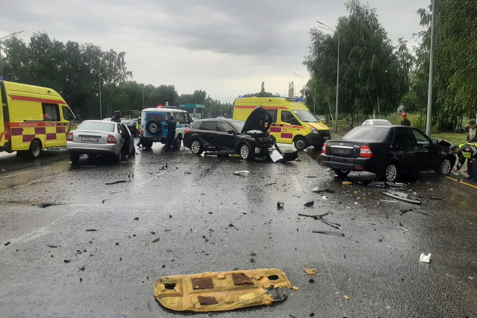 Приора с разгону сбила три авто на Сатпаева