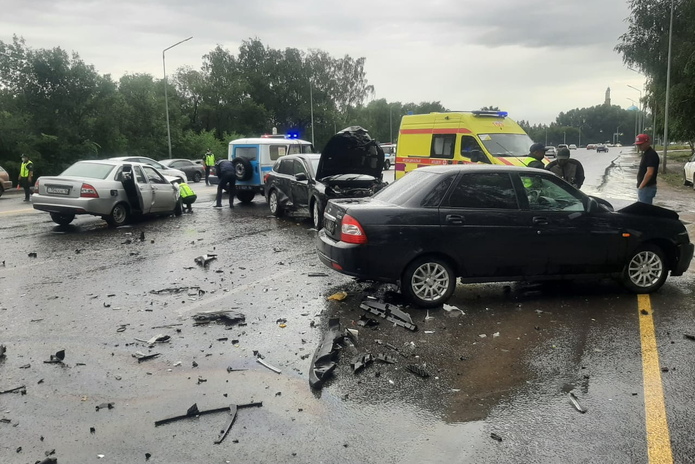 Приора с разгону сбила три авто на Сатпаева