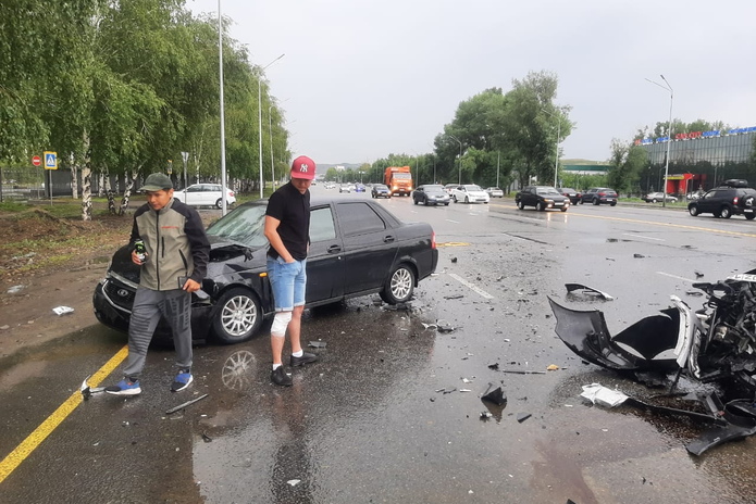 Приора с разгону сбила три авто на Сатпаева