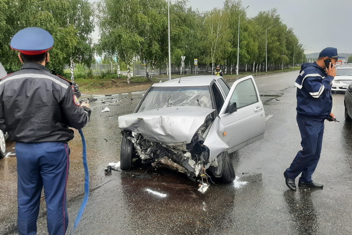 Приора с разгону сбила три авто на Сатпаева