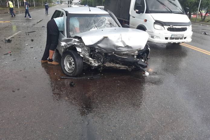 Приора с разгону сбила три авто на Сатпаева