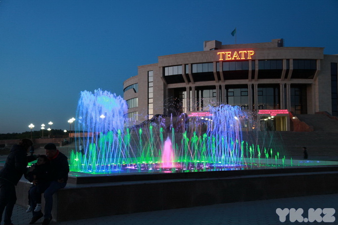 Танцующие фонтаны у театра засыпали землёй и превратили в клумбы