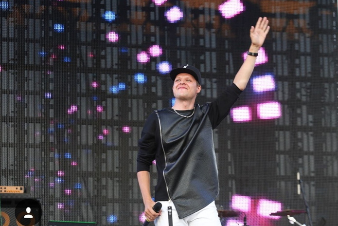 Почему победитель казахстанского X-Factor решил учить вокалу ребят из детского дома