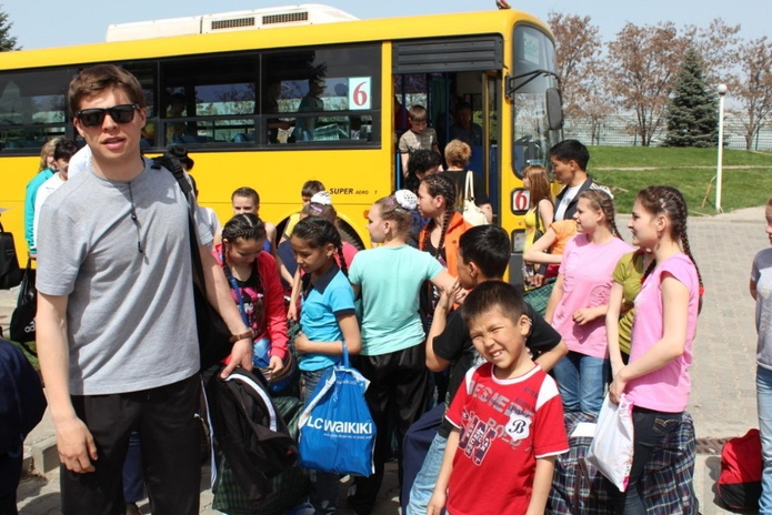 Почему победитель казахстанского X-Factor решил учить вокалу ребят из детского дома