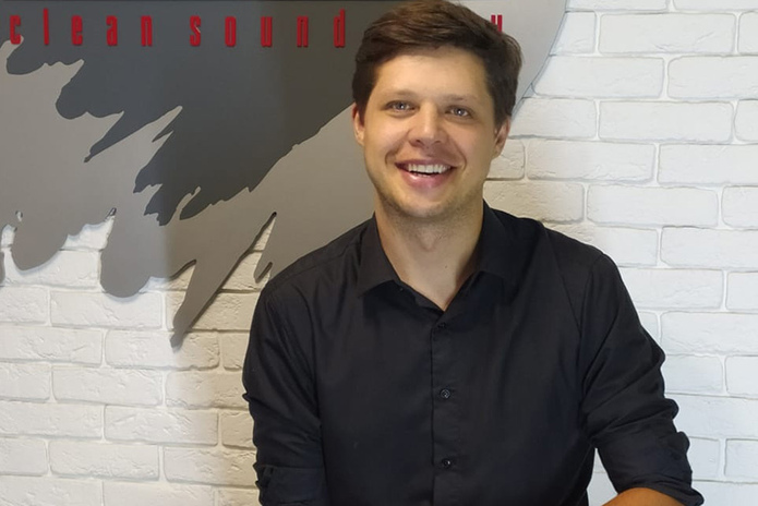 Почему победитель казахстанского X-Factor решил учить вокалу ребят из детского дома