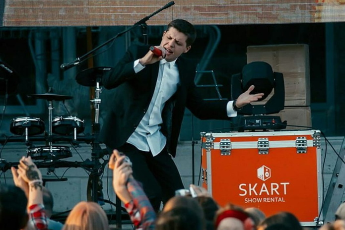 Почему победитель казахстанского X-Factor решил учить вокалу ребят из детского дома