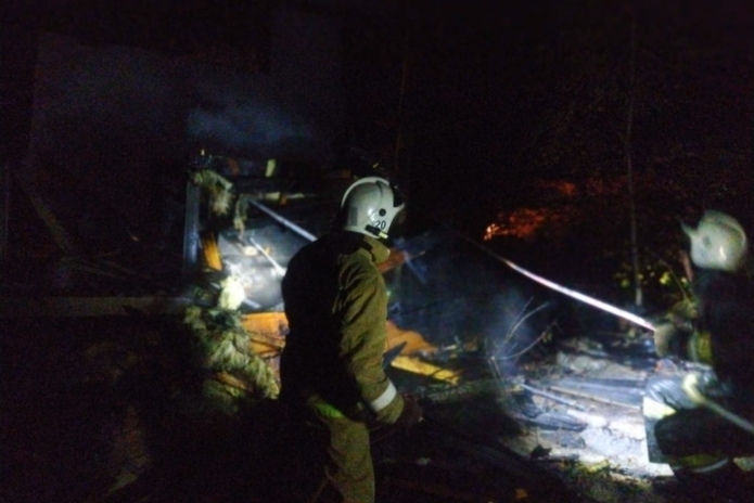 В Новой Бухтарме загорелся один из домов на базе отдыха