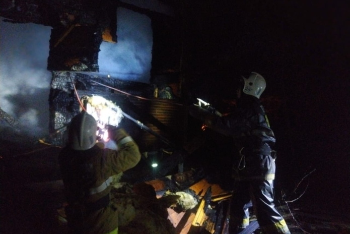 В Новой Бухтарме загорелся один из домов на базе отдыха