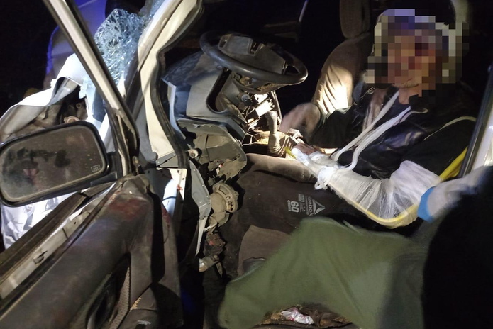 В ВКО в результате ДТП водителя зажало в машине