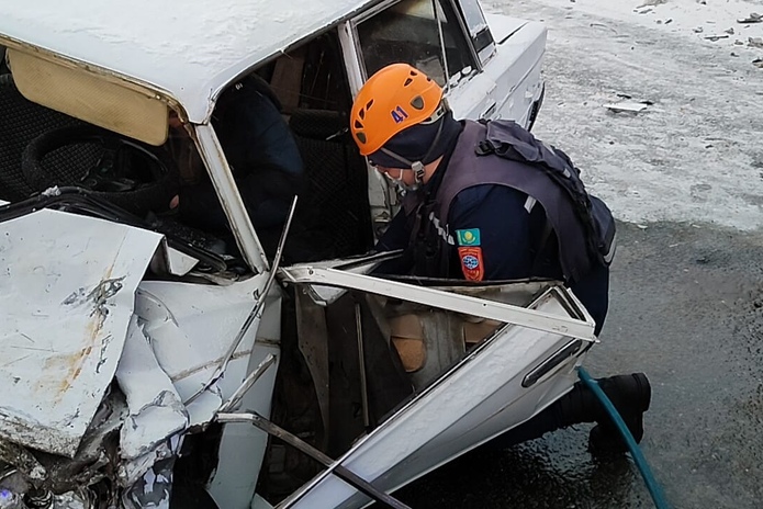 В ДТП на мосту водитель оказался зажатым в машине