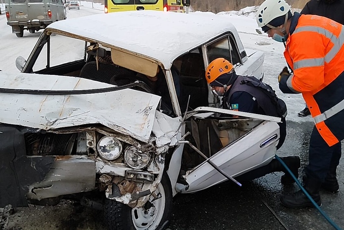 В ДТП на мосту водитель оказался зажатым в машине
