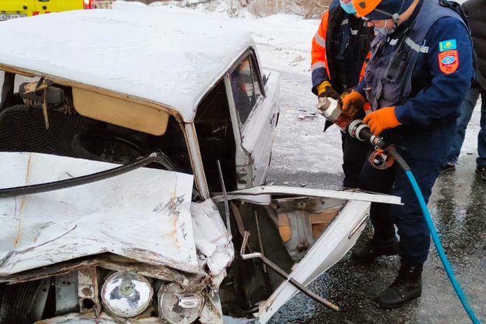 В ДТП на мосту водитель оказался зажатым в машине