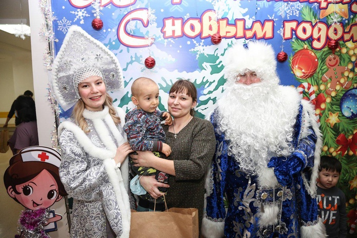 Хоккеисты, блогеры и неравнодушные горожане собрали подарки для детей