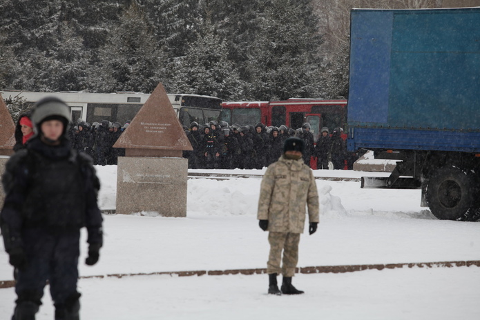 В Усть-Каменогорске полиция оцепила облакимат и ёлку на площади