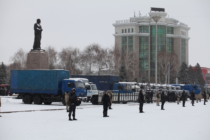 В Усть-Каменогорске полиция оцепила облакимат и ёлку на площади