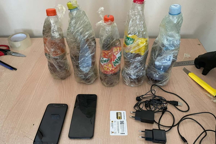 В ВКО запрещенные предметы в колонии перебрасывают через заборы