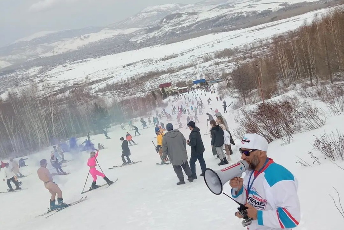 В купальниках и костюмах закрыли горнолыжный сезон в Риддере