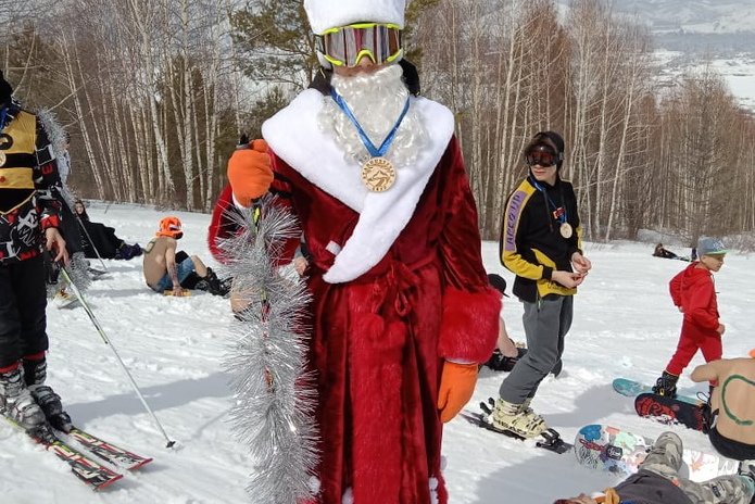 В купальниках и костюмах закрыли горнолыжный сезон в Риддере
