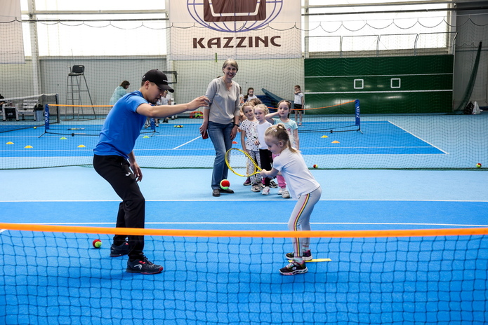 Дошкольников познакомили с азами игры в теннис