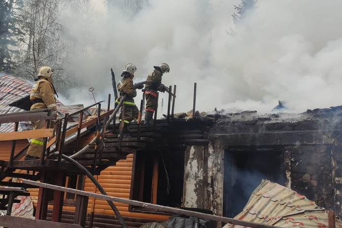 В ВКО в очередной раз на базе отдыха сгорел дом