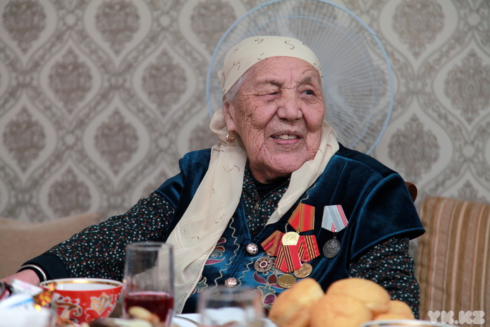 Труженики тыла получили подарки накануне 9 мая