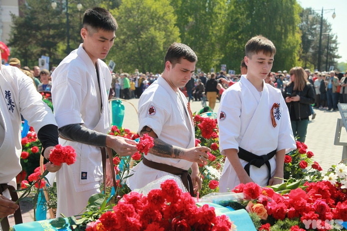 Возложением цветов к Мемориалу Славы началось 9 мая в Усть-Каменогорске