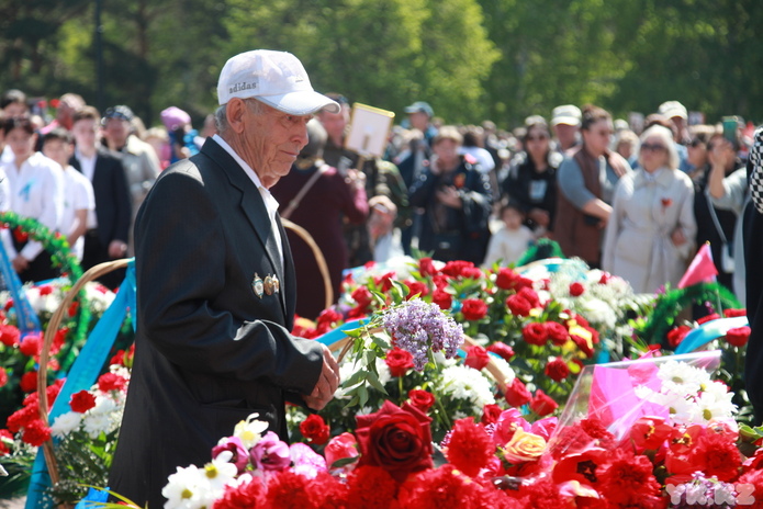 Возложением цветов к Мемориалу Славы началось 9 мая в Усть-Каменогорске