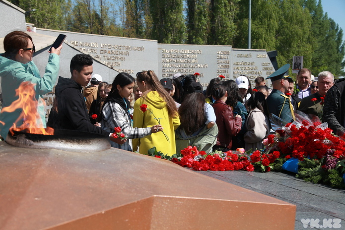 Возложением цветов к Мемориалу Славы началось 9 мая в Усть-Каменогорске