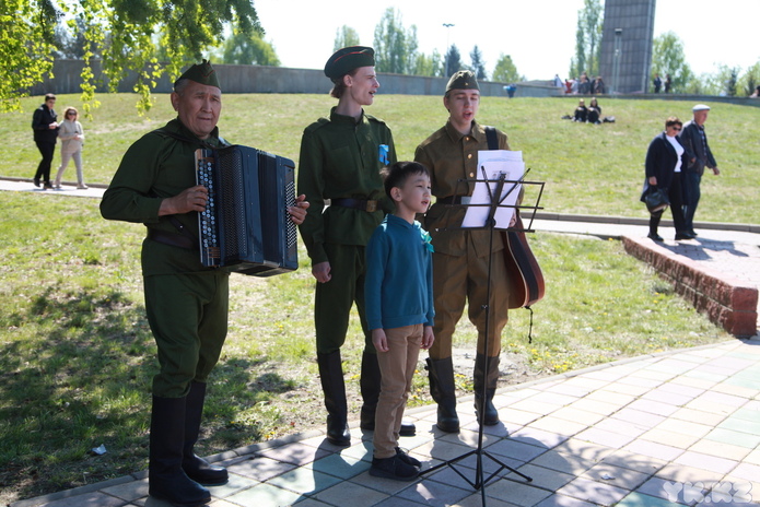 9 мая возле Мемориала Славы пели песни военных лет и угощали солдатской кашей
