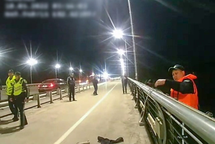 В Усть-Камеогорске рано утром девушка попыталась спрыгнуть с Иртышского моста