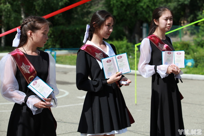 В Усть-Каменогорске выпускники школ получают аттестаты и знаки Алтын белги