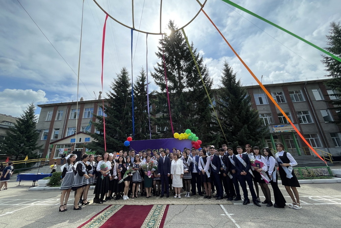 В Усть-Каменогорске выпускники школ получают аттестаты и знаки Алтын белги
