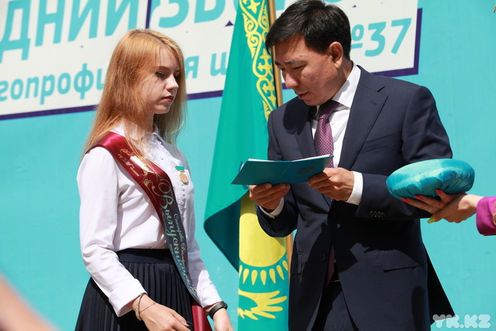 В Усть-Каменогорске выпускники школ получают аттестаты и знаки Алтын белги